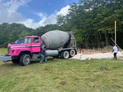 Pinky the Truck - Getting Ready to Pour